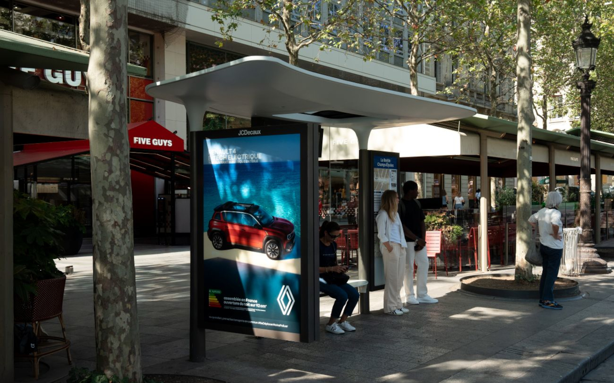 Auf den Champs-Élysées wird eine Bushaltestelle zum Werbeträger für das neue Elektroauto von Renault. (Foto: JCDecaux)