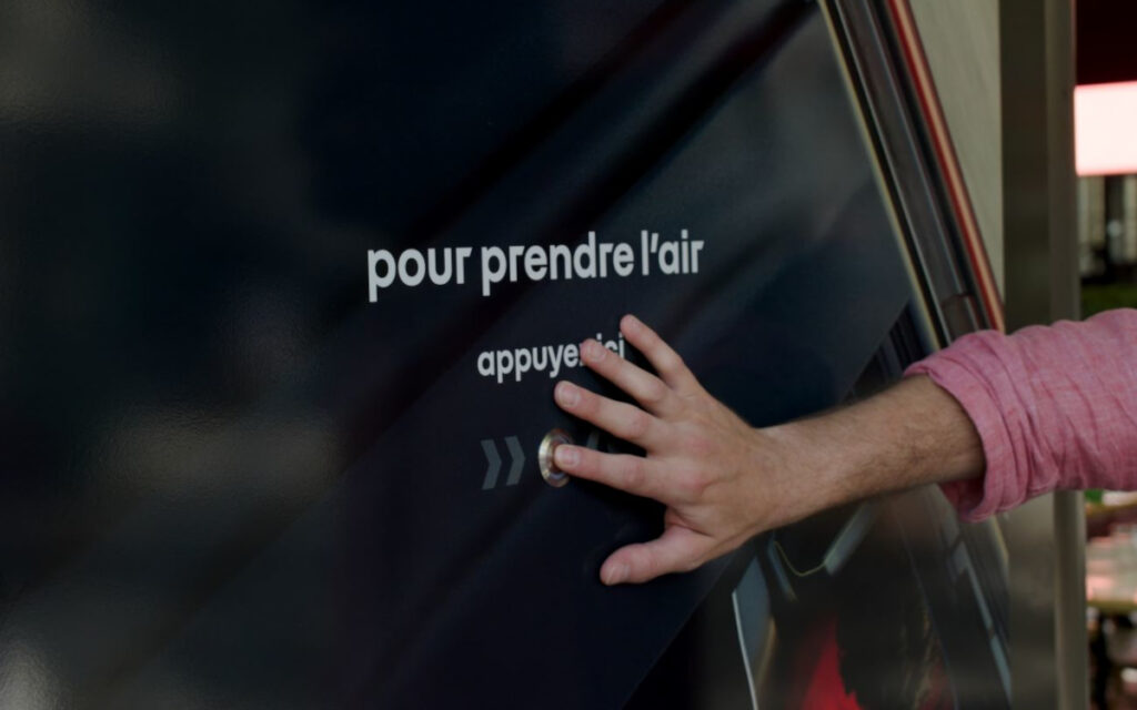 „Zum Luftschnappen hier drücken“: Ein Knopf am Werbeträger lädt Wartende ein, das Renault-Dach der Wartehalle zu öffnen. (Foto: JCDecaux)