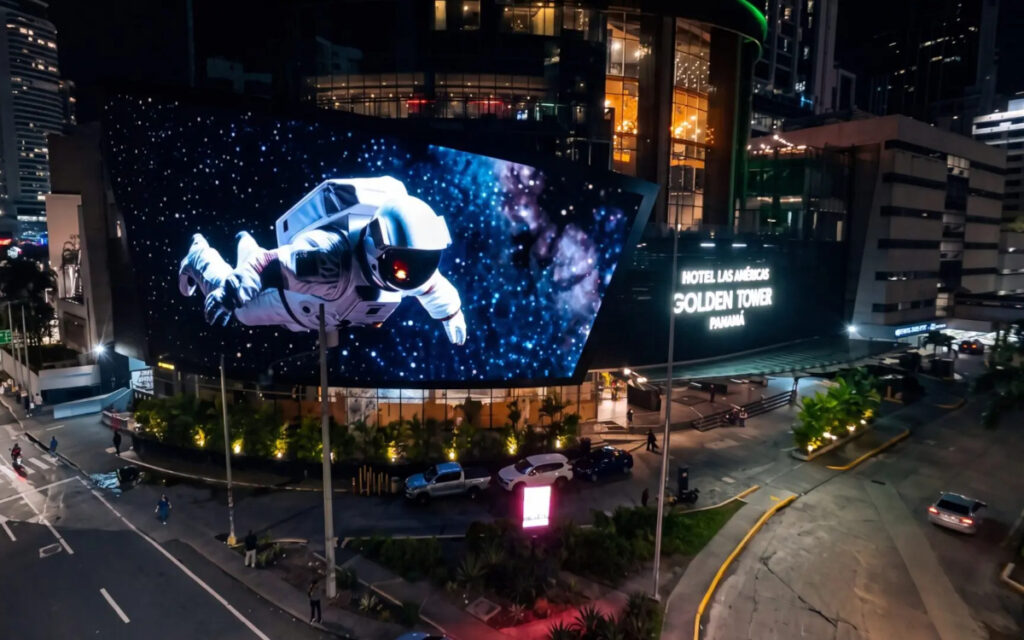 Der gebogene Superscreen La Reina passt sich der Gebäudeform an und ist von mehreren Zufahrtsstraßen einer Kreuzung in Panama City aus zu sehen. (Foto: LA Reina)