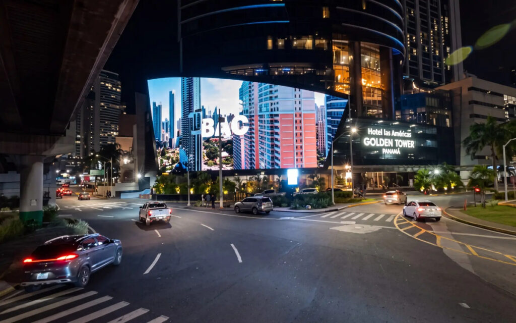 Seit seinem Start im Juni hat das DooH-Display La Reina in Panama City laut Betreiber rund neun Millionen Kontakte erzielt. (Foto: La Reina)