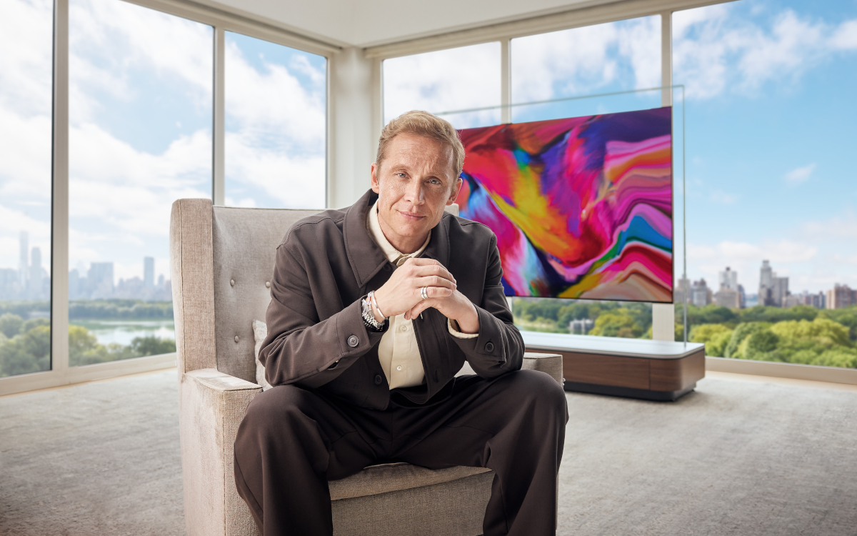 Matthias Schweighöfer im New Yorker Penthouse mit dem Wallpaper TV OLED Evo W6 von LG (Foto: LG Electronics)