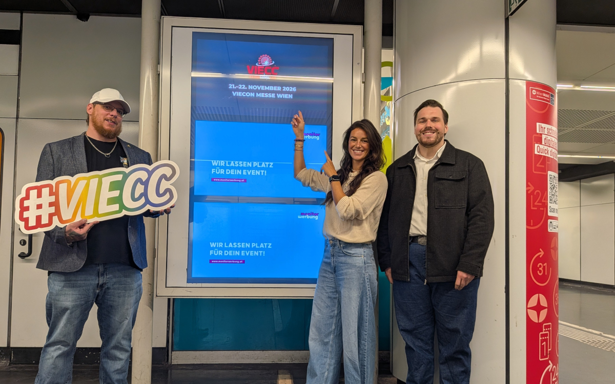 Von links:: Patrick Krippner, Projektleitung Viecc bei Austrian Exhibition Experts, Clara Wiltschke, Geschäftsführende Gesellschafterin bei Austrian Exhibition Experts und Kevin Bialobrzeski, Key-Account-Manager bei Monitorwerbung (Foto: monitorwerbung)