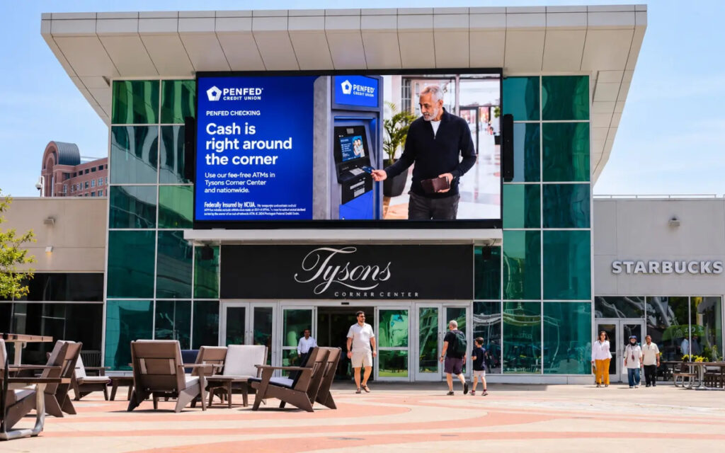 Der neue DooH-Screen hängt über dem Eingang der Mall. (Foto: SNA Displays)