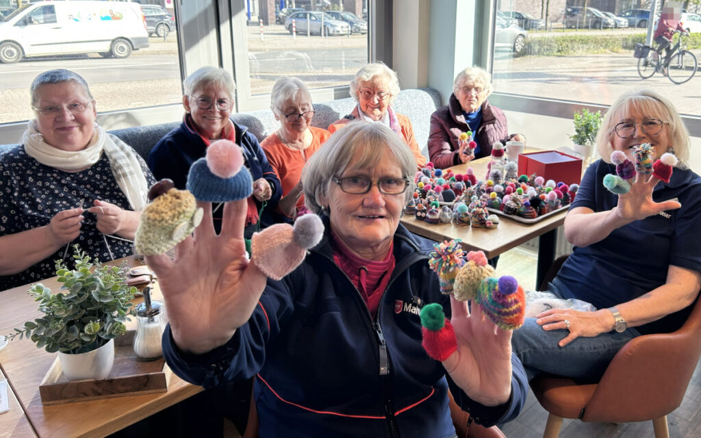 Fleißige Strickerinnen zeigen ihre Arbeit. (Foto: innocent)