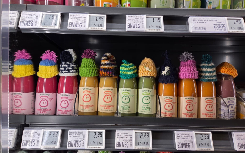 Die Smoothies mit Mützen im Supermarkt-Regal (Foto: innocent)