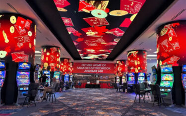 Render Impact verbindet im Resorts World New York City eine LED-Decke und sechs Säulen zu einer Bildfläche. Das Studio prüfte die Inhalte vorab in einem 3D-Modell des Casinos. (Foto: Render Impact)