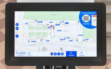 Im Stadtschloss Fulda zeigt das digitale Wegeleitsystem Behördenbesuchern den Weg vom Aufruf bis zum zuständigen Amt. (Foto: 3d-berlin)