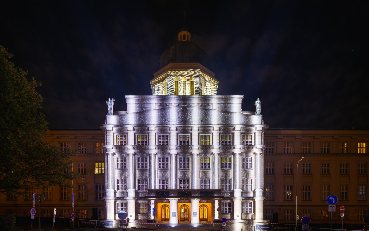 Beim Signal Festival 2026 bespielten Projektoren von Panasonic historische Gebäude in Prag. (Foto: Panasonic)
