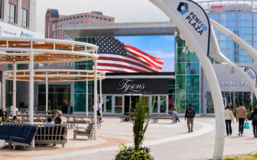 Das Tysons Corner Center bei Washington, D.C., setzt im Außenbereich auf LED-Technik von SNA Displays. (Foto: SNA Displays)