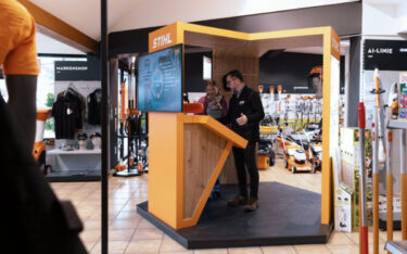 Am Profi-Point-of-Info von Vir2store zeigen Stihl-Händler zu jedem gegriffenen Gerät Videos und technische Details. (Foto: vir2store)