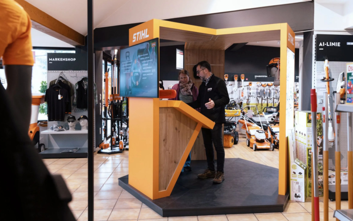 Am Profi-Point-of-Info von Vir2store zeigen Stihl-Händler zu jedem gegriffenen Gerät Videos und technische Details. (Foto: vir2store)