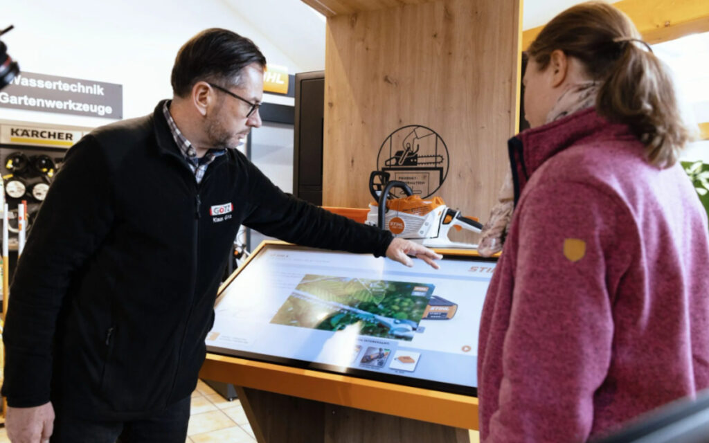Nimmt jemand ein Stihl-Profigerät aus dem Regal, zeigt das Display im Fachhandel passende Inhalte zum Produkt. (Foto: vir2store)