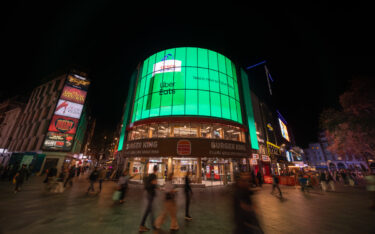 Am Leicester Square betreibt Ocean Outdoor nun ein gebogenes LED-Display und zwei Hochformat-Screens. (Foto: Ocean Outdoor)