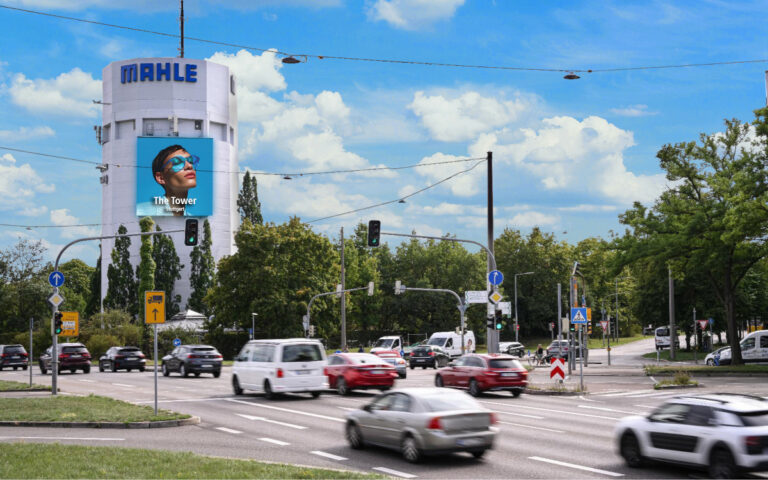 Am Stuttgarter Verkehrsknotenpunkt Pragersattel übernimmt Ströer die Vermarktung des DooH-Screens. (Foto: Ströer)