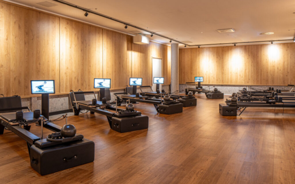 Der Pilates-Raum mit Holzverkleidung (Foto: umdasch)
