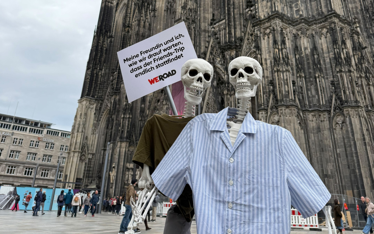 Vergeblich warten zwei Skelette vor dem Kölner Dom, dass eines der beiden einen gemeinsamen Urlaub bucht. (Foto: WeRoad)