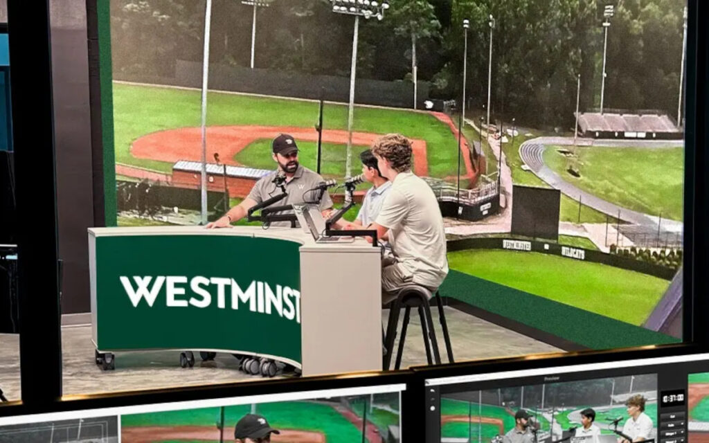 Im Blake Center der Westminster Schools steht jetzt ein Broadcast-Studio mit L-förmiger LED-Wand. (Foto: Westminster Schools)