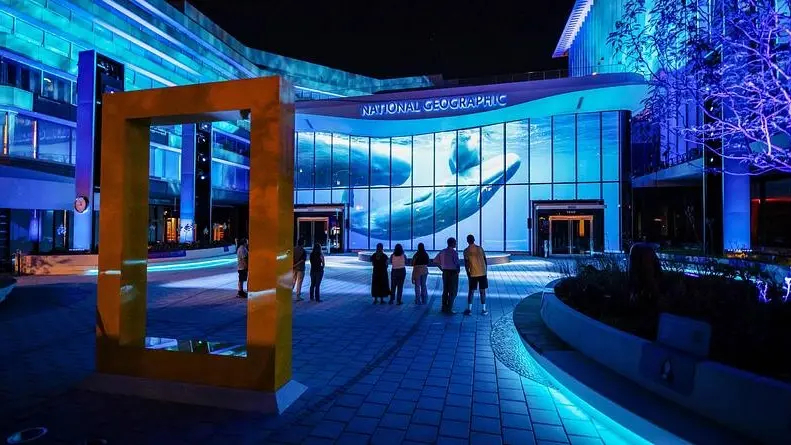 Die Fassade des neuen Museumspavillons in Washington D.C. dient abends als Leinwand für die Show Wonders of Our World: Ocean. (Foto: Moment Factory)